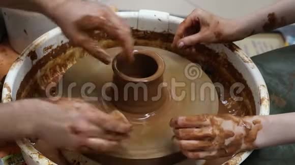陶工做粘土制品的培训和制作视频的预览图