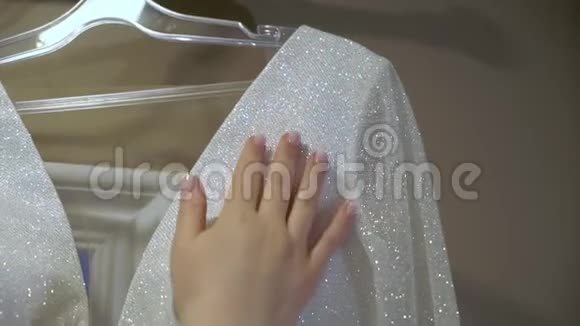 带着长长面纱的新娘在早上准备好婚礼前的准备穿上礼服视频的预览图
