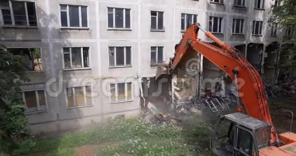 拆除破旧的公寓房鸟瞰视频的预览图