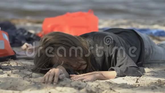 女孩拥抱哭泣的妈妈在海洋海岸痛苦飞机失事的受害者视频的预览图