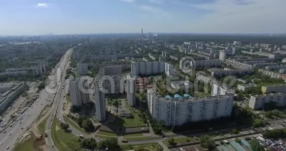 带住宅区和交叉口的夏季空中全景莫斯科视频的预览图