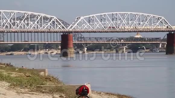 AvaInwa桥跨越IrrawadyAyearwady河视频的预览图