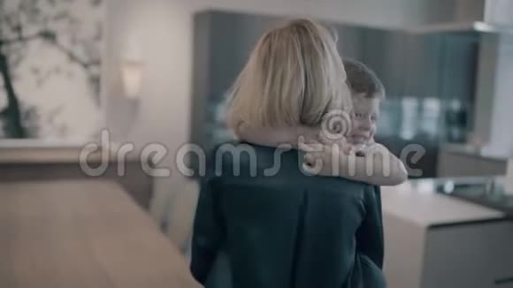 小儿子拥抱他妈妈视频的预览图