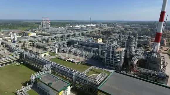 巨大的炼油厂鸟瞰视频的预览图