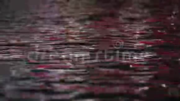 红光反射的涟漪水面视频的预览图