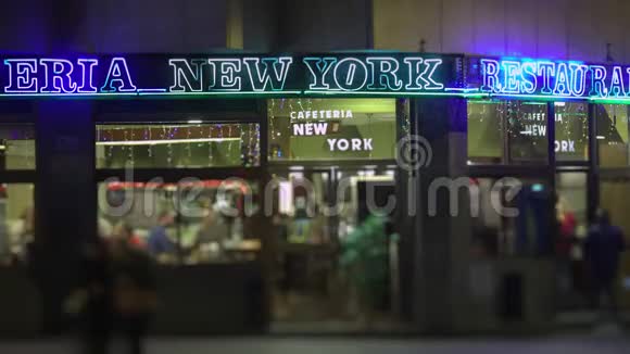 夜城咖啡馆附近步行者的时间视频的预览图