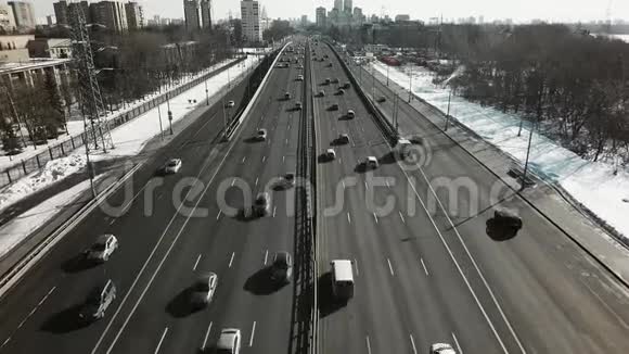 冬季城市公路交通空中交通视频的预览图