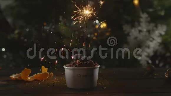 圣诞甜点与纸屑和火花视频的预览图