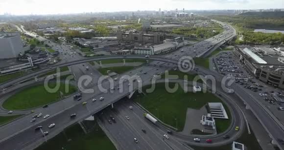 繁忙的大都市的空中时光与立交桥的交通视频的预览图