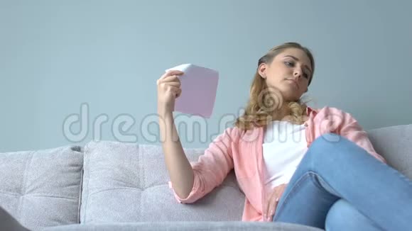 有魅力的女士用一张纸空调系统热扇视频的预览图