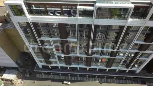 现代公寓式住宅有玻璃立面的街道反射空中视频的预览图