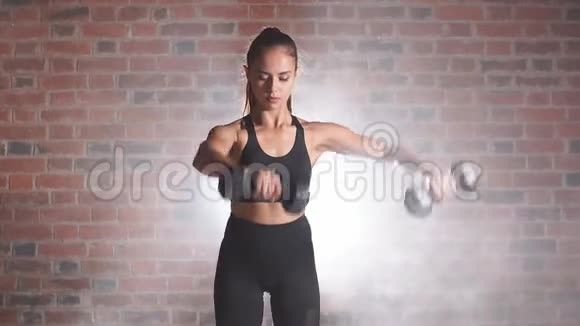 年轻女子在健身房锻炼举重手臂肌肉视频的预览图