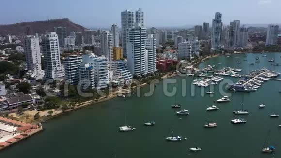 哥伦比亚卡塔赫纳现代区码头和高层公寓楼的鸟瞰图视频的预览图