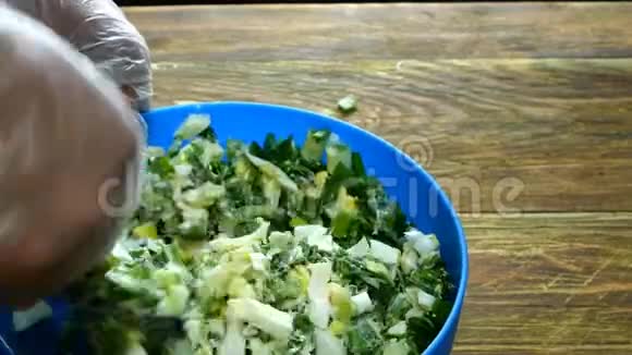 用青葱做春鸡蛋沙拉一步一步人用勺子把沙拉混合在蓝碗里视频的预览图