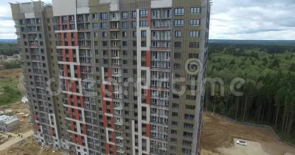 在远离城市尘埃的地方建造的新公寓的鸟瞰图视频的预览图