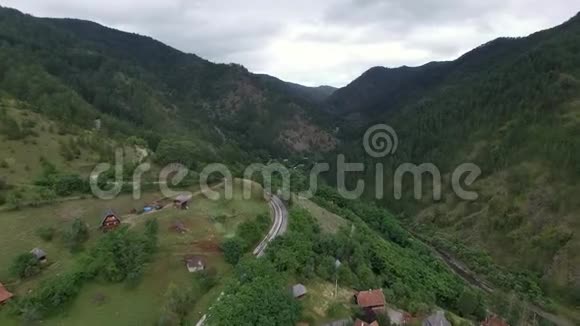 塞尔维亚铁路和小村庄的空中山景视频的预览图
