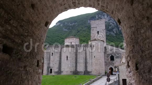 安科纳省Marche地区意大利圣维托雷阿尔勒丘兹修道院在耿加附近的Frasassi洞穴石视频的预览图