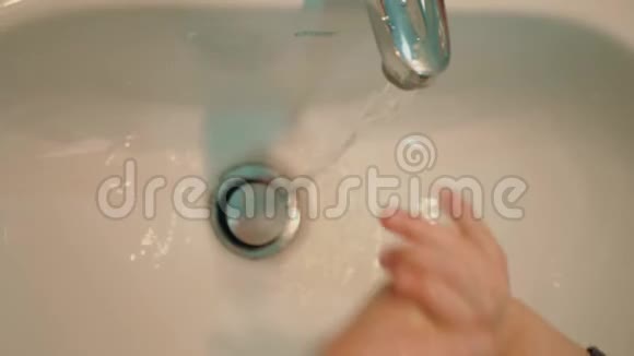 可爱的小男孩在水槽里用洗手胶洗手洁手理念理念冠状病毒视频的预览图