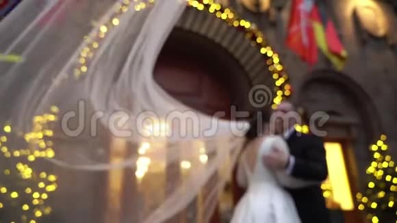 圣诞节时在城里散步的新郎新娘视频的预览图