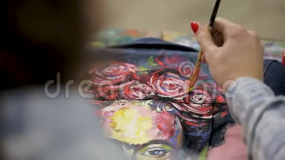 这位艺术家在夹克衫上画了一幅油画肖像视频的预览图