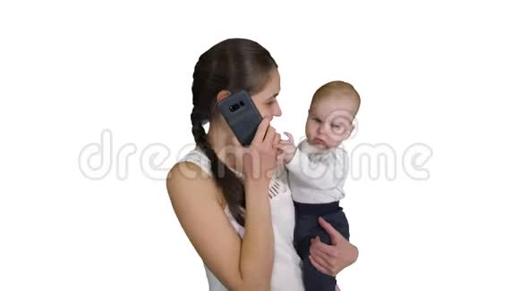 母亲多任务家庭和人的概念幸福的母亲与婴儿呼吁智能手机的白色背景视频的预览图