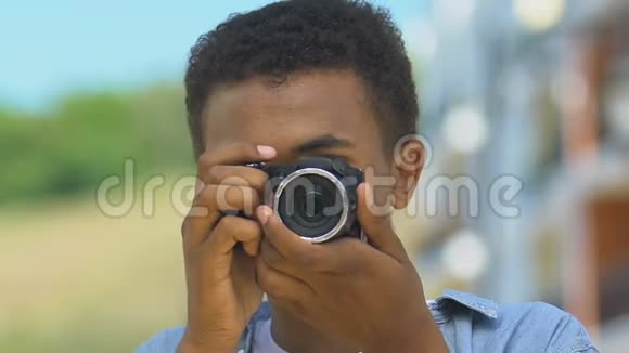 少年用相机拍照真诚微笑珍惜生命时刻视频的预览图