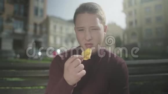 年轻人吃薯条视频的预览图