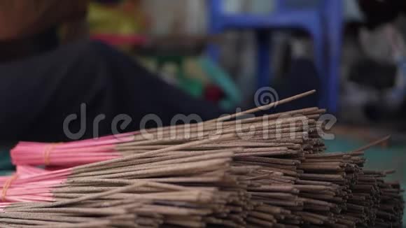 越南妇女称重打包并拿出新制作的香棒运往商店生产制造视频的预览图