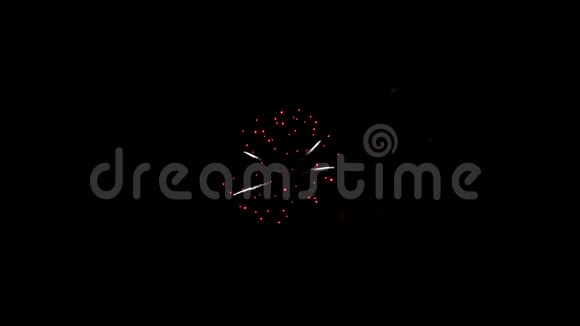 在夜空中闪耀着闪耀的烟花和波克灯焰火表演除夕焰火庆祝活动多芯火视频的预览图