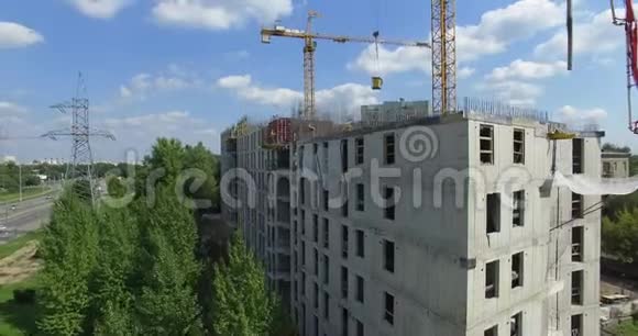 未完工公寓的空中景观建筑工人正在施工视频的预览图