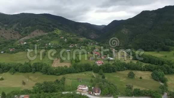 塞尔维亚山区村庄的空中景象视频的预览图