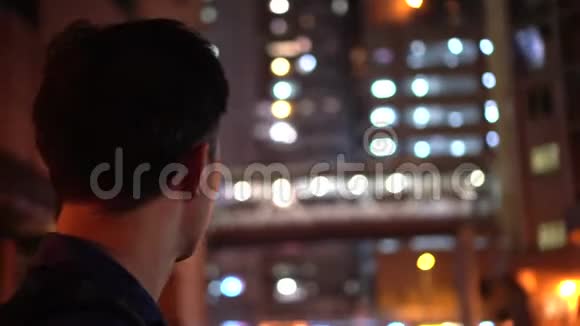亚洲男子夜间居住香港视频的预览图