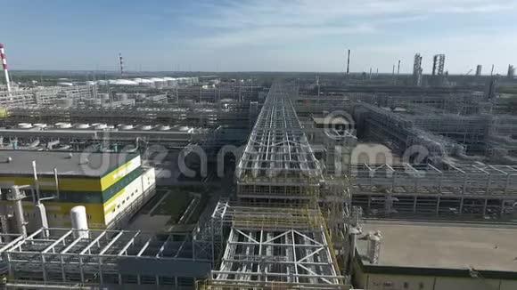 巨大面积的石油加工厂空中视频的预览图