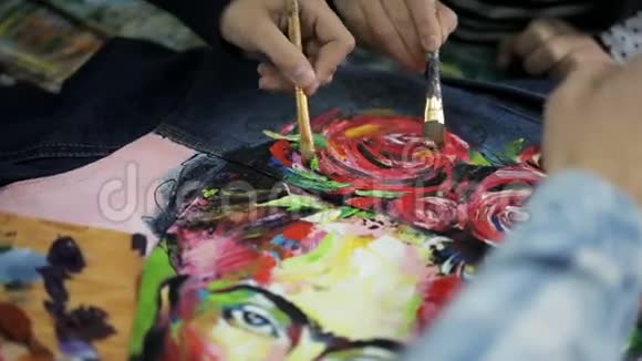 这位艺术家在夹克衫上画了一幅油画肖像视频的预览图