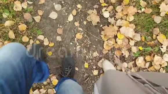 恩爱夫妻走在秋公园里男女双足在小路上视频的预览图