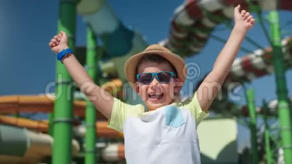 可爱可爱的孩子开心地笑着跳着在水上乐园里玩得开心视频的预览图