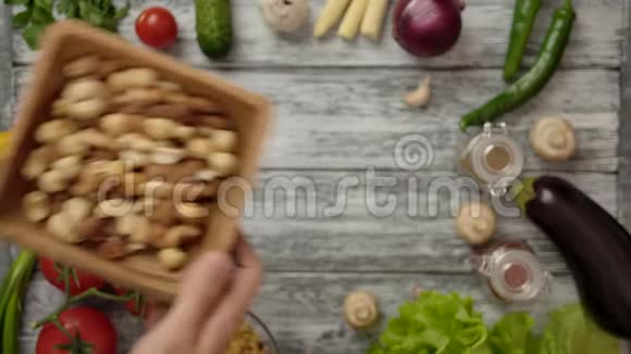 烹饪把木碗的坚果放在桌上与各种原料视频的预览图