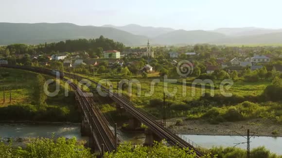 火车从桥上穿过山村视频的预览图