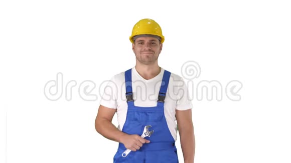 工人用扳手伸出拇指微笑着在白色背景上拍摄视频的预览图