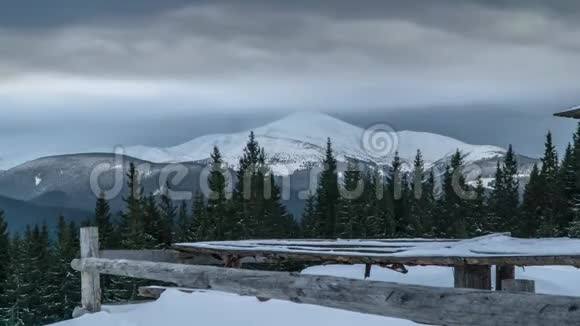 喀尔巴阡山上的云移过胡佛拉山视频的预览图