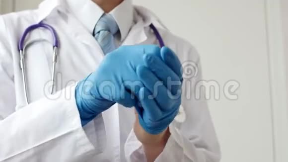 外科医生在手术前戴手套视频的预览图