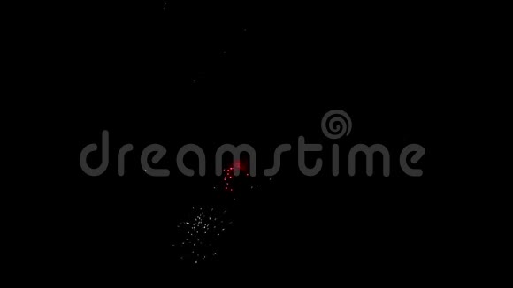 在夜空中闪耀着闪耀的烟花和波克灯焰火表演除夕焰火庆祝活动多芯火视频的预览图