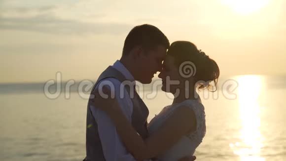 新娘和新郎一起享受日落的时光视频的预览图