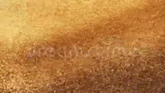 模糊离焦的抽象金色粒子移动混乱雪花视频的预览图