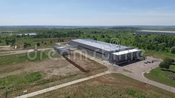 城市外制造工厂鸟瞰视频的预览图