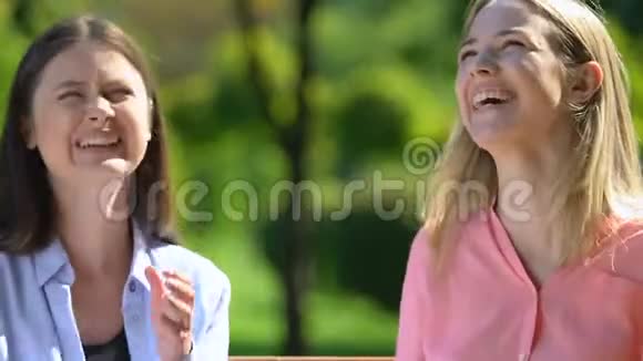 夏季公园休息时非常开朗的女性朋友在笑亲戚视频的预览图