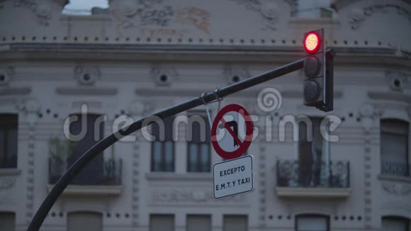 道路上的红绿灯和禁止标志视频的预览图
