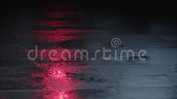 红色交通灯反射湿沥青视频的预览图
