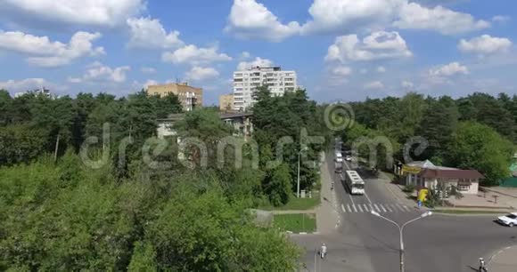 俄罗斯绿木环绕的城镇鸟瞰图视频的预览图