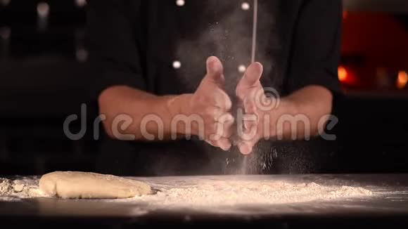 用面粉抖手一个男性厨师在做了一个意大利面的生物测试后会清洁他的双手面粉视频的预览图